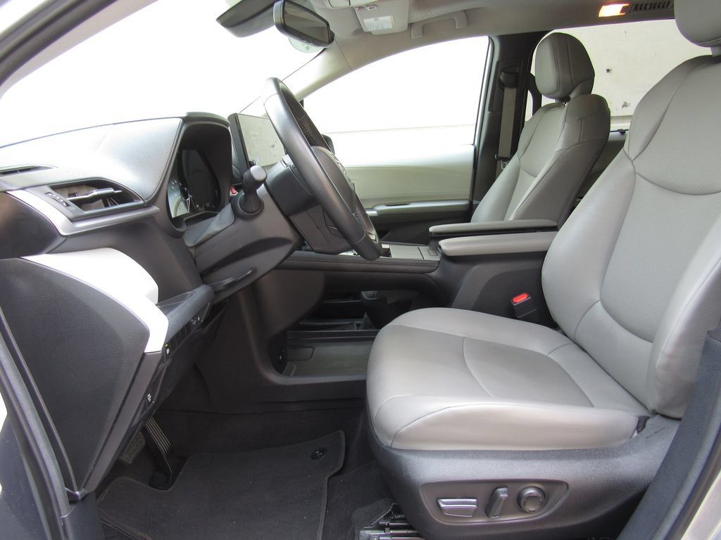 Certified 2025 Toyota Sienna XLE FWD image 11