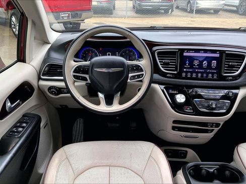 Used 2018 Chrysler Pacifica Limited w/ Tire & Wheel Group image 5