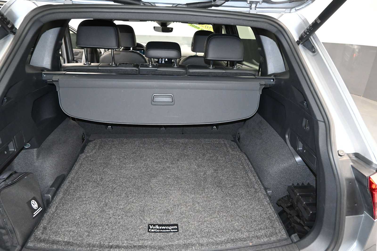 Used 2022 Volkswagen Tiguan SE R-Line AWD/4WD image 26