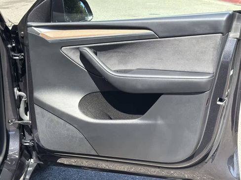 Used 2025 Tesla Model Y Long Range image 40