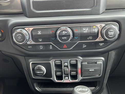 Used 2019 Jeep Wrangler Unlimited Sahara image 28