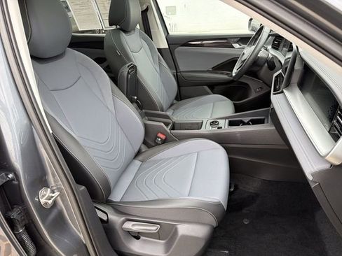 Used 2025 Volkswagen Tiguan SE w/ Panoramic Sunroof Package image 26