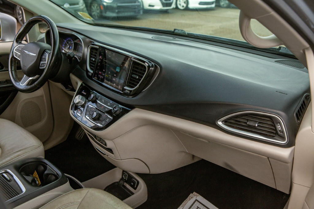Used 2021 Chrysler Pacifica Touring-L FWD image 11