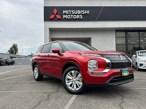 New 2025 Mitsubishi Outlander ES image 2