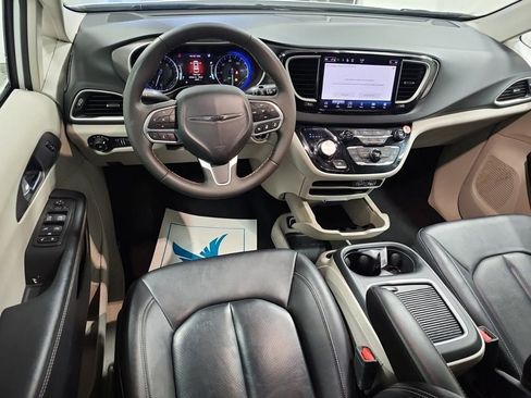 Used 2024 Chrysler Pacifica Touring-L image 9