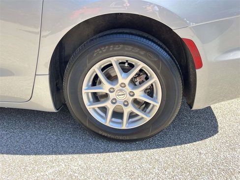 Used 2024 Chrysler Pacifica Touring-L image 9