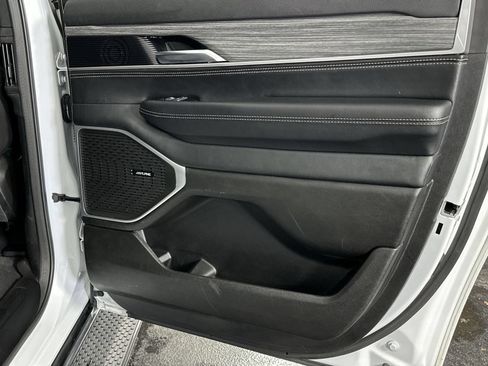 Used 2024 Jeep Wagoneer L Series III w/ Flexible Seating Group AWD/4WD image 31