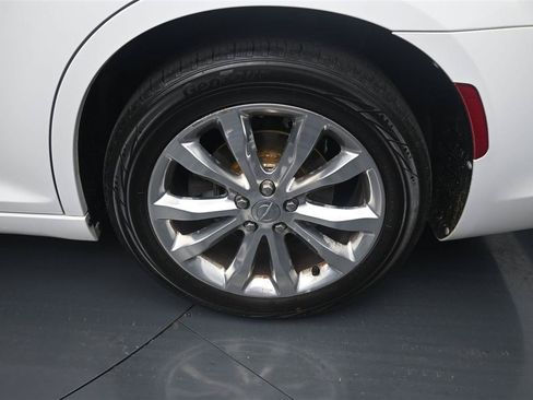 Used 2017 Chrysler 300 C w/ Safetytec Plus Group AWD/4WD image 17