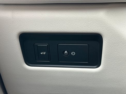 Used 2025 Jaguar F-PACE R-Dynamic S image 32