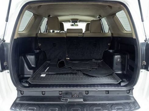 Used 2018 Toyota 4Runner SR5 AWD/4WD image 9