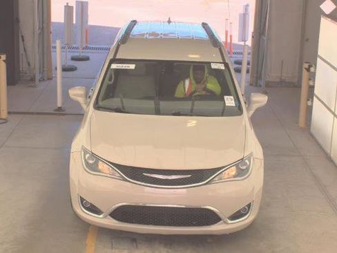 Used 2017 Chrysler Pacifica Touring-L Plus image 18