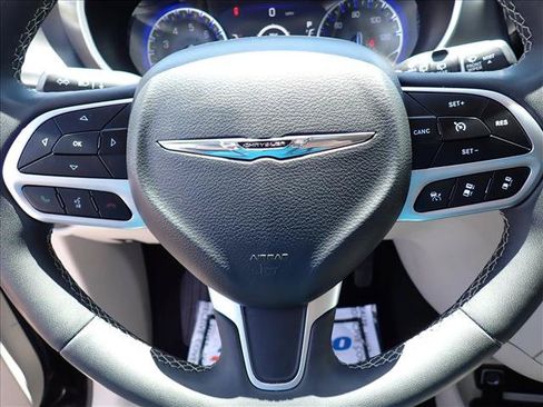 Used 2024 Chrysler Pacifica Touring-L FWD image 20