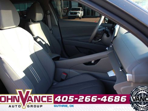 Used 2025 Hyundai Elantra SEL image 14