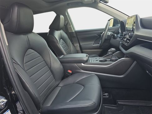 Used 2022 Toyota Highlander XLE image 12