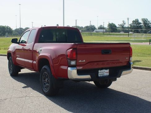 Used 2018 Toyota Tacoma SR5 AWD/4WD image 14