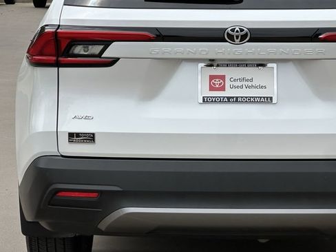 Used 2024 Toyota Grand Highlander AWD image 5