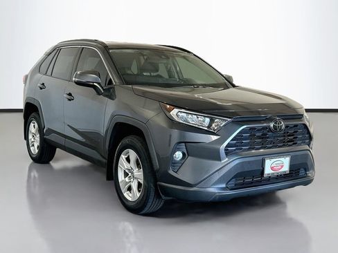 Used 2020 Toyota RAV4 XLE FWD image 3