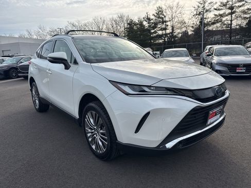 Used 2022 Toyota Venza XLE image 3