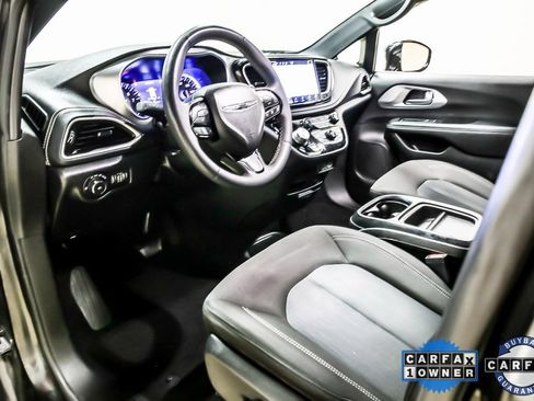 Used 2022 Chrysler Pacifica Touring image 23