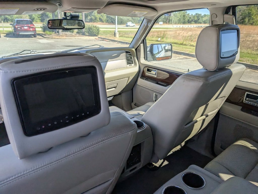 Used 2014 Lincoln Navigator 2WD image 23