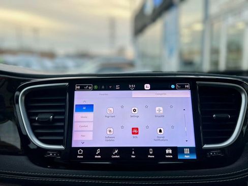 Used 2021 Chrysler Pacifica Limited w/ Uconnect Theater Family Group image 32