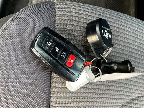 Used 2020 Toyota Highlander LE image 14