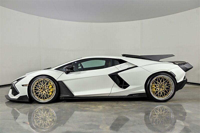 Used 2024 Lamborghini Revuelto AWD/4WD image 24