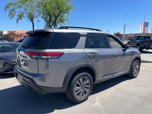 Used 2025 Nissan Pathfinder SV image 2