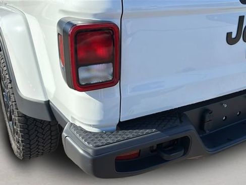 Used 2025 Jeep Gladiator Nighthawk image 32