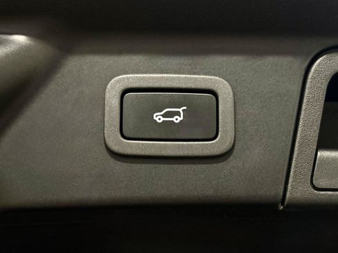 Used 2018 Land Rover Range Rover Velar S AWD/4WD image 36