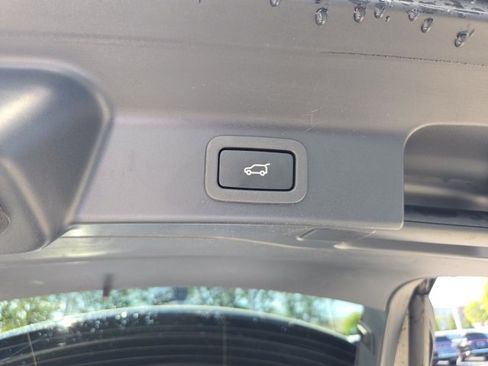 Used 2020 Jaguar F-PACE Premium image 17