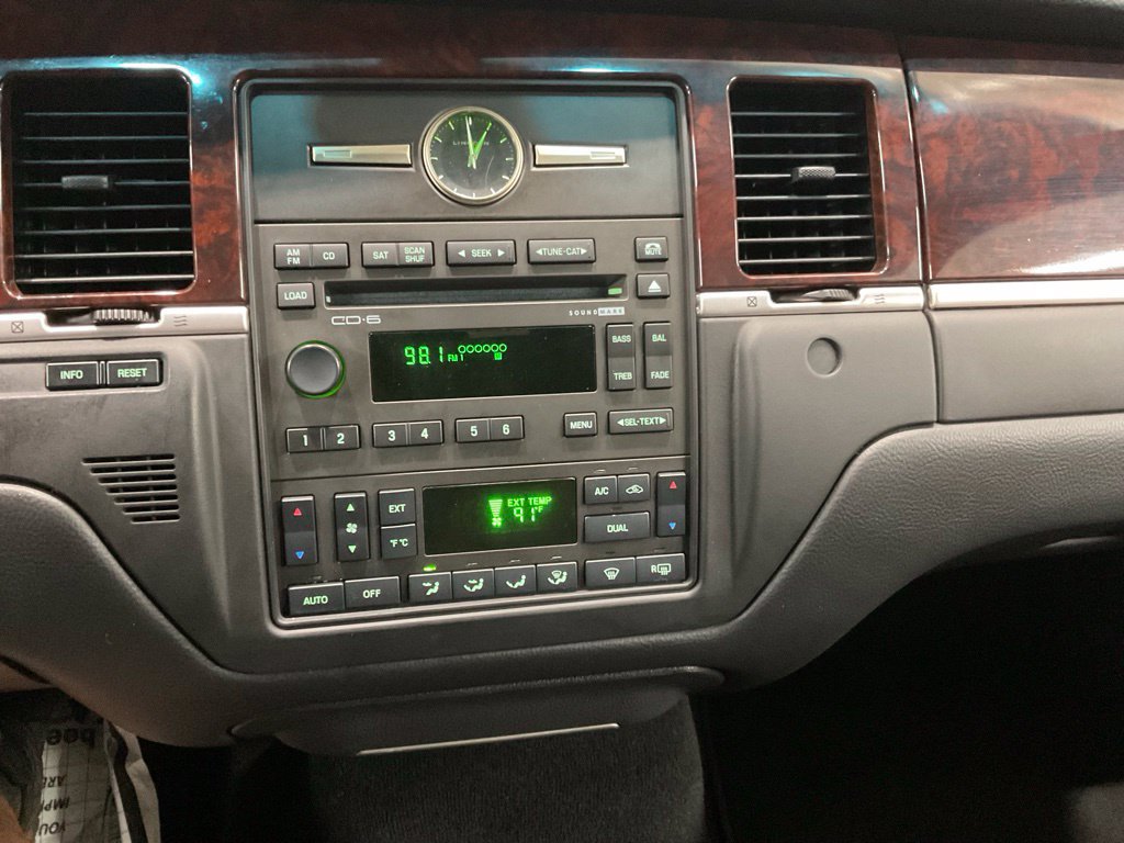 Used 2008 Lincoln Town Car Signature Limited RWD image 18