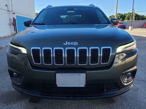 Used 2019 Jeep Cherokee Latitude Plus w/ Comfort/Convenience Group AWD/4WD image 2