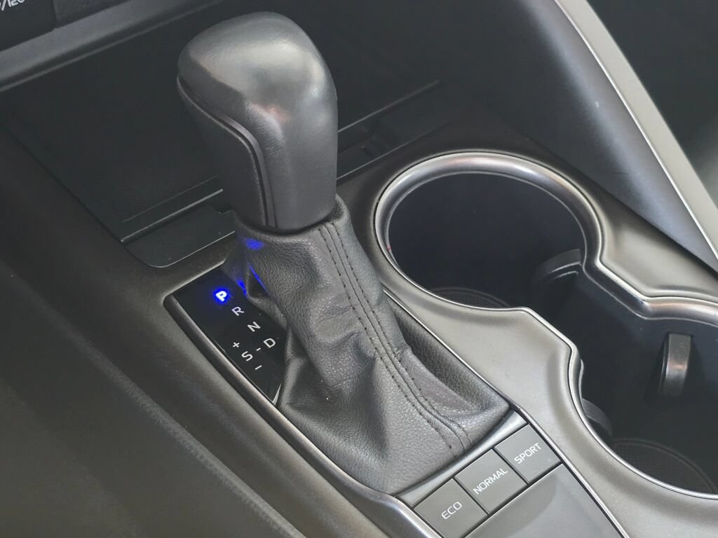 Used 2024 Toyota Camry SE w/ Cold Weather Package FWD image 34