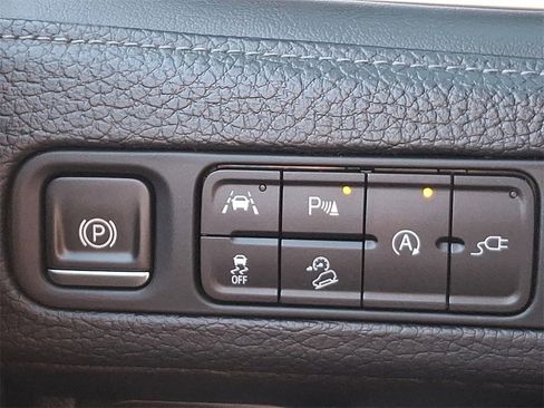 Used 2021 GMC Yukon XL Denali w/ Denali Premium Package image 23