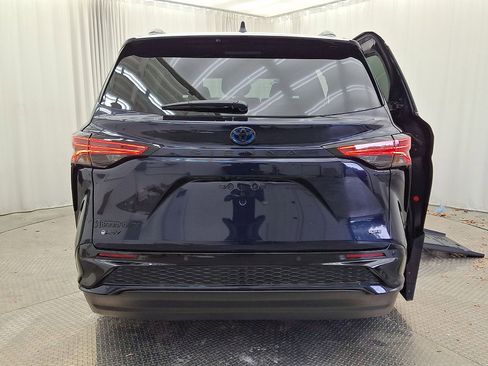Used 2025 Toyota Sienna XSE image 29