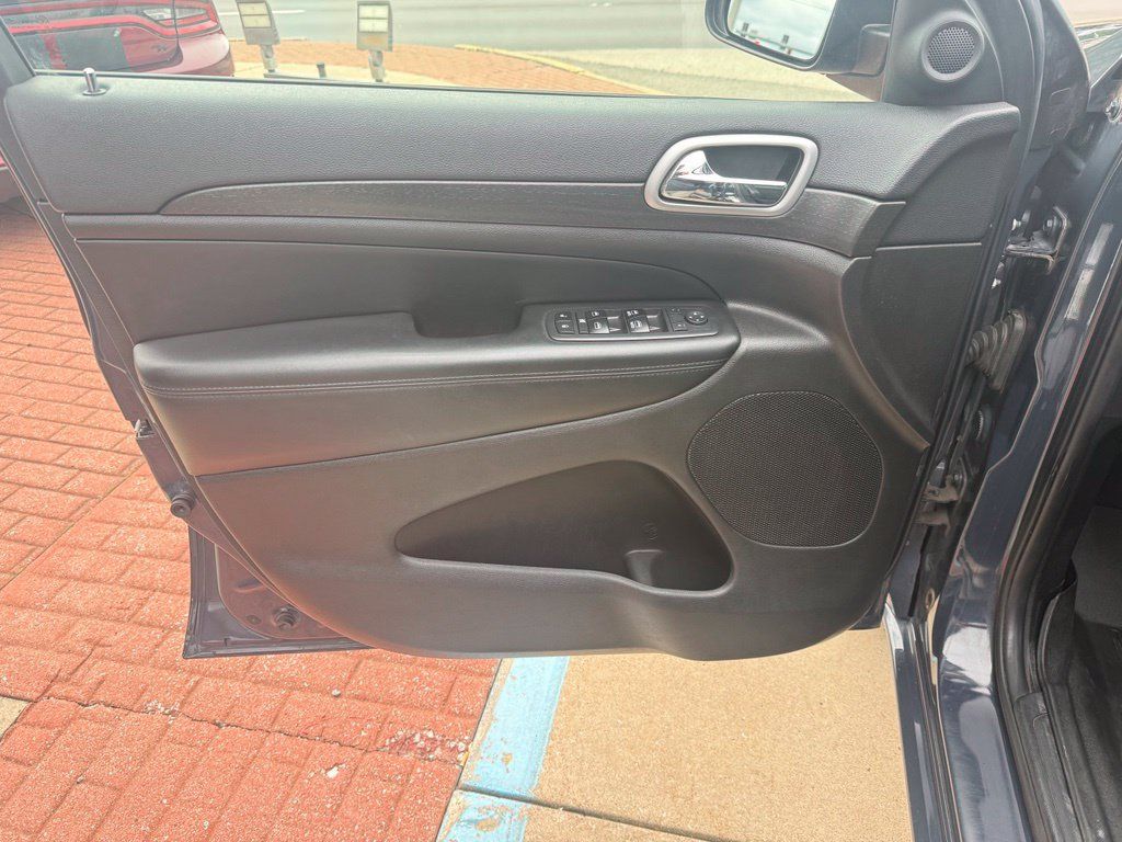 Used 2018 Jeep Grand Cherokee Altitude AWD/4WD image 17