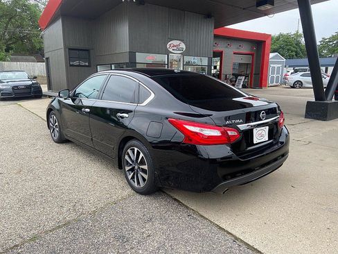 Used 2016 Nissan Altima 2.5 SL w/ Moonroof Package FWD image 2