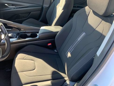 Certified 2025 Hyundai Elantra SEL FWD image 16