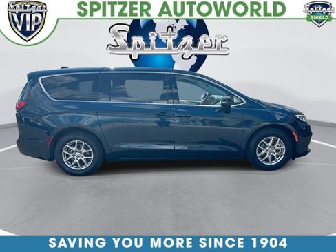 Used 2024 Chrysler Pacifica Touring-L FWD image 10