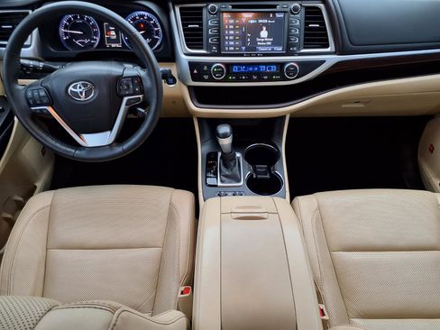 Used 2016 Toyota Highlander Limited Platinum FWD image 4
