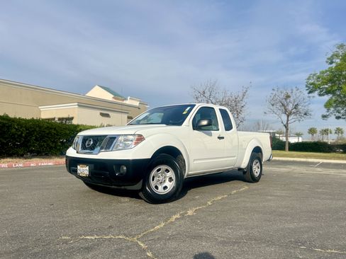 Used 2019 Nissan Frontier S image 2