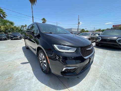 Used 2021 Chrysler Pacifica Touring-L FWD image 2