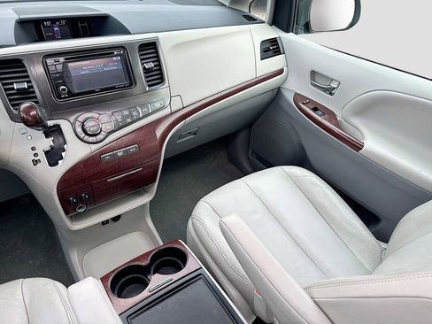 Used 2014 Toyota Sienna XLE image 29