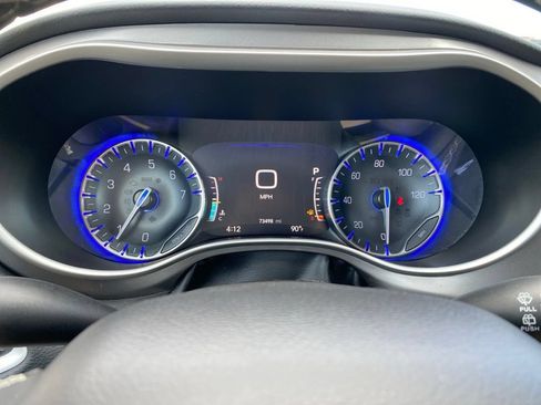 Used 2023 Chrysler Pacifica Touring-L FWD image 30