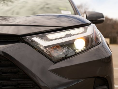 Used 2022 Toyota RAV4 XLE Premium image 11