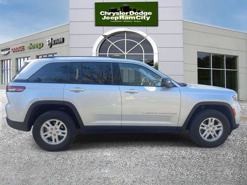Used 2023 Jeep Grand Cherokee Laredo image 5