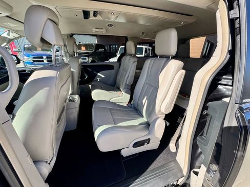 Used 2013 Chrysler Town & Country Touring image 15