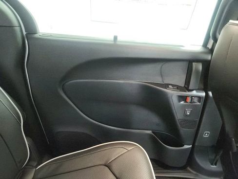 New 2026 Chrysler Pacifica Limited w/ S Appearance Package FWD image 30