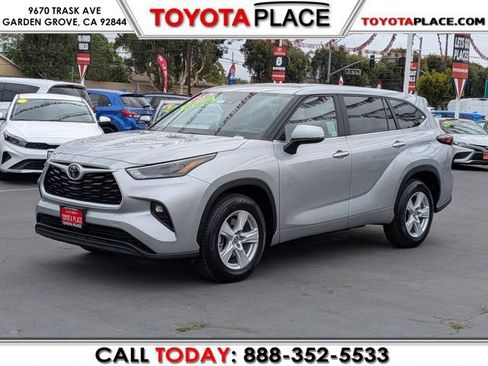 Used 2025 Toyota Highlander LE FWD image 1
